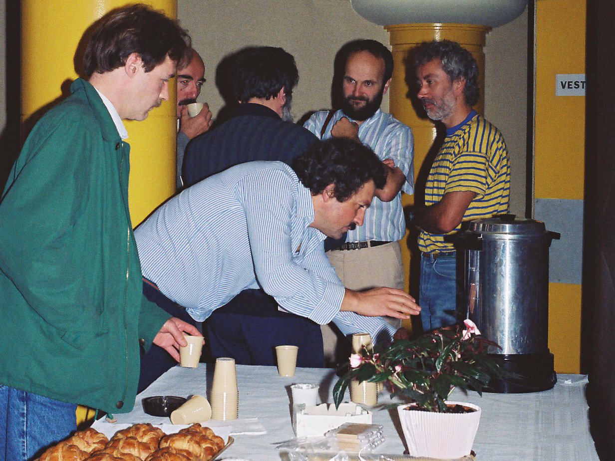 0058-J3-pause-CStirling-Sifis-GBoudol-JVoiron-Arnold-Azema.JPG - In the coffee break ...