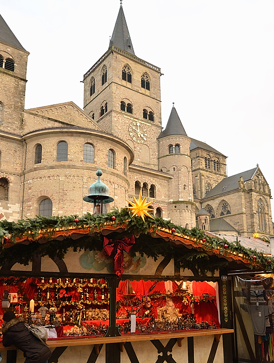 Dagstuhl-121219-010-Trier.jpg - Christmasmarket in front of the cathedral