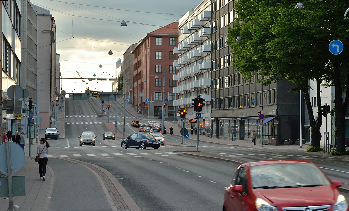 20130612-026-Turku.jpg - enough space for large roads --- there are no traffic jams, we were told
