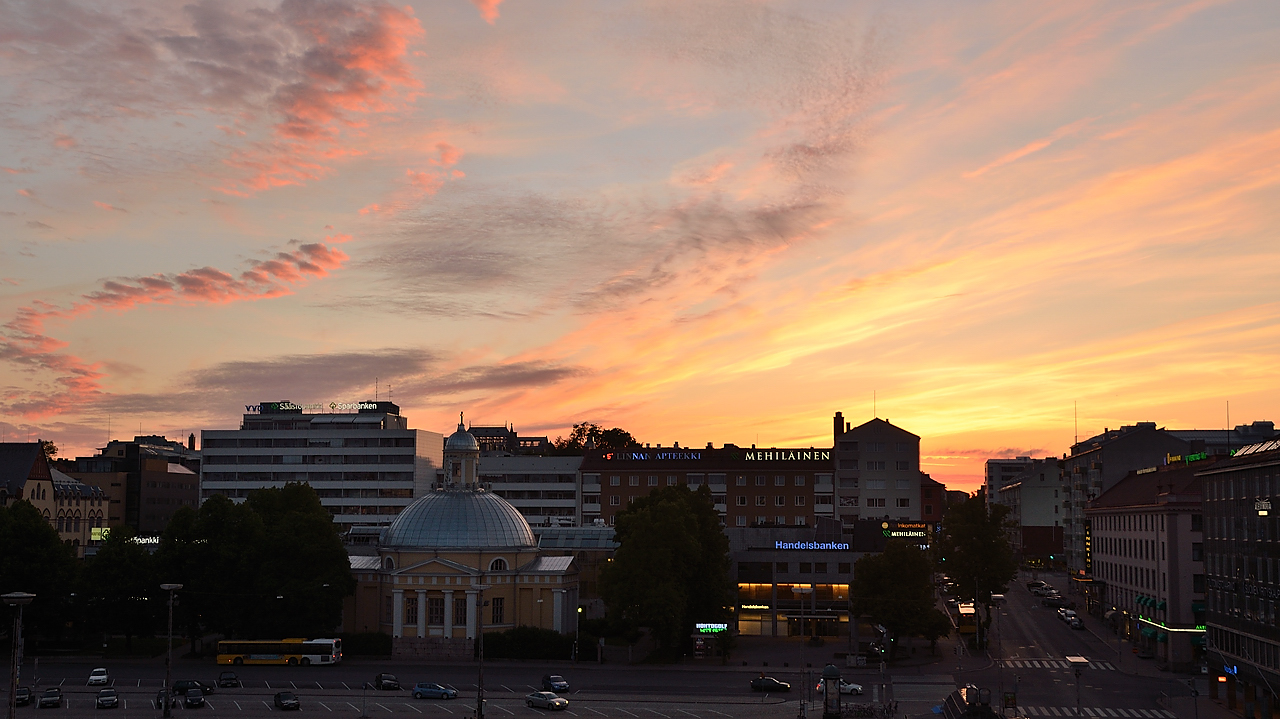 20130612-063-Turku.jpg - Beautiful sky over the Market PLace (quarter past eleven)