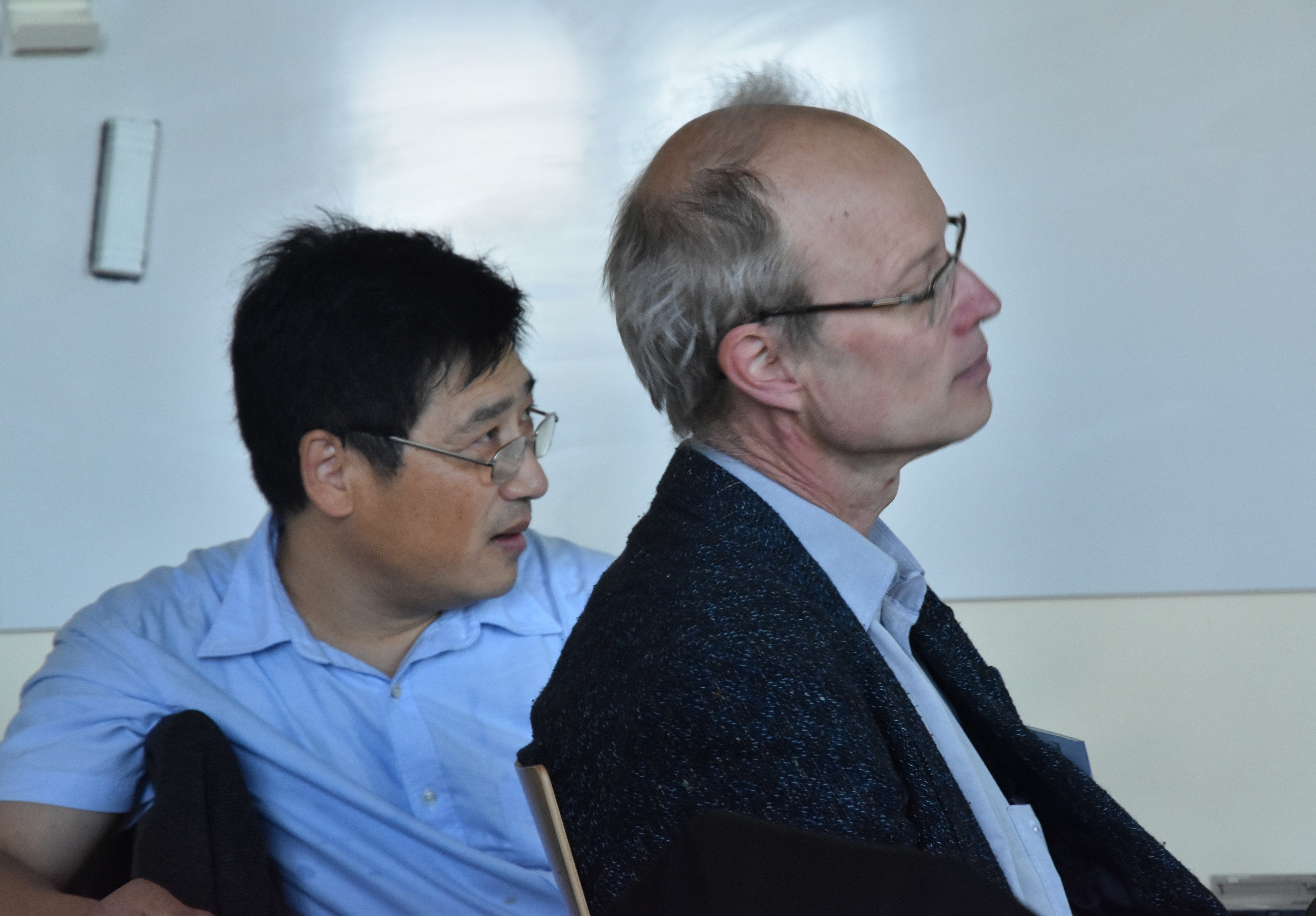 DSC_1798-Bengt+Wang-listen.jpg - Wang and Bengt listening Hans Hansson's talk