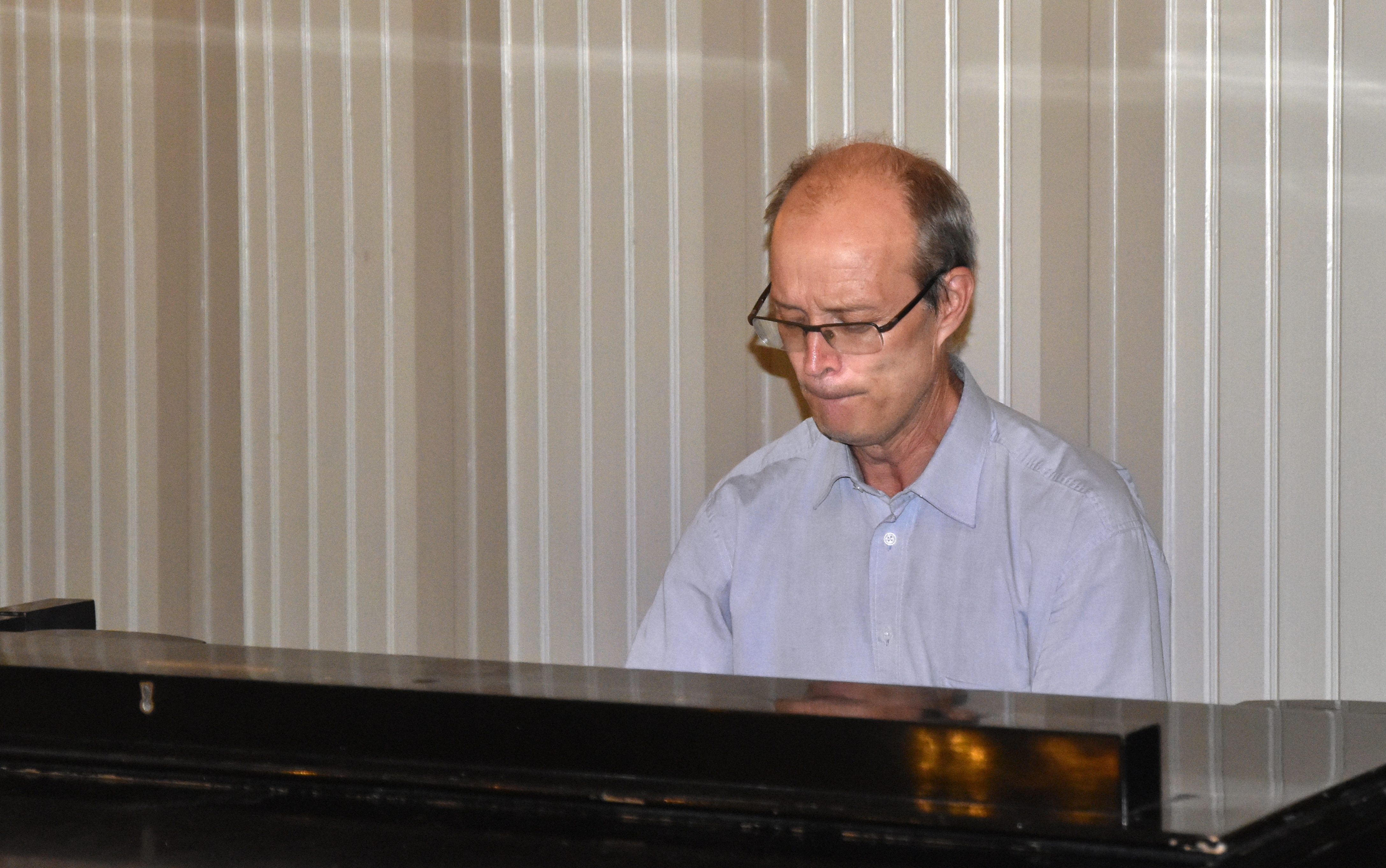 DSC_1842-Bengt-plays-piano.jpg - Bengt playing ...